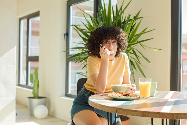 Ung Och Söt Arabiska Kvinna Som Äter Frukost Hemma — Stockfoto