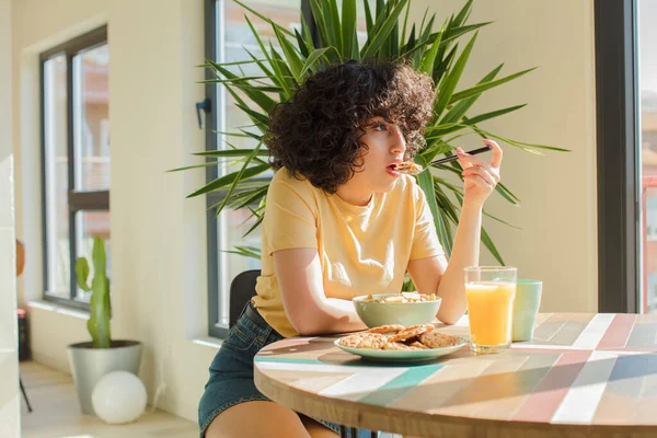 Genç ve güzel Arap kadın kahvaltısını evde yapıyor..