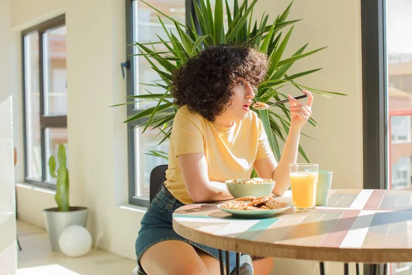 Jong Mooi Arabisch Vrouw Met Een Ontbijt Thuis — Stockfoto