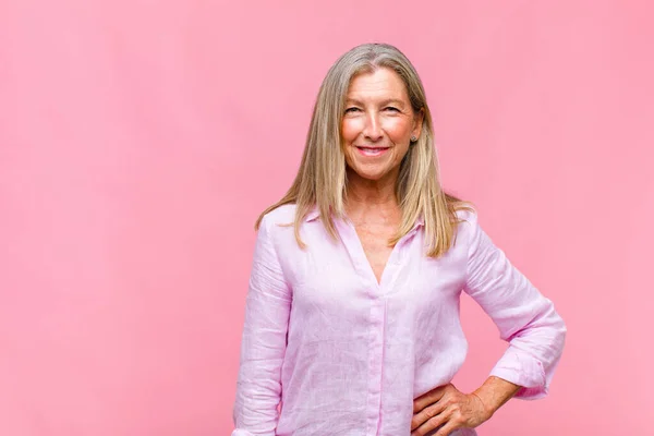 Mooie Vrouw Van Middelbare Leeftijd Die Vrolijk Lacht Met Een — Stockfoto