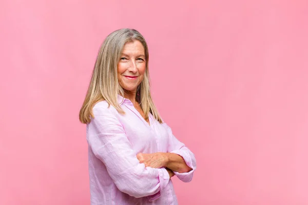 Meia Idade Mulher Bonita Sorrindo Para Câmera Com Braços Cruzados — Fotografia de Stock