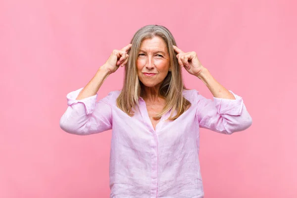 Middle Age Pretty Woman Feeling Confused Doubting Concentrating Idea Thinking — Stock Photo, Image