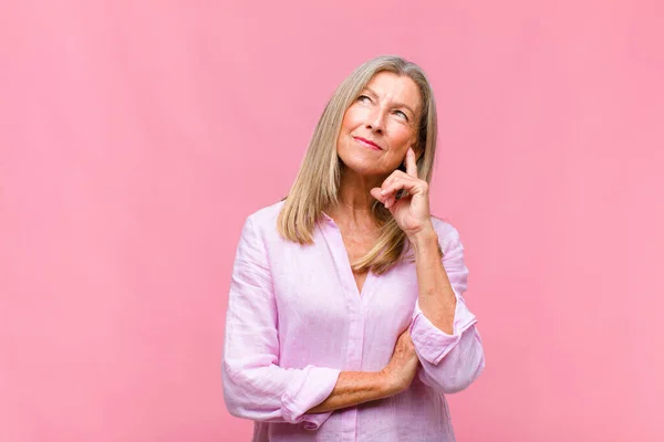 Mooie Vrouw Van Middelbare Leeftijd Die Vrolijk Lacht Dagdroomt Twijfelt — Stockfoto