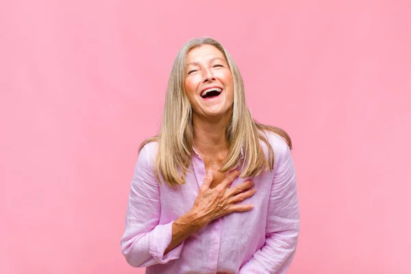 Middle Age Pretty Woman Laughing Out Loud Some Hilarious Joke — Stock Photo, Image