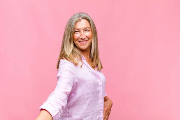 Mezza Età Bella Donna Sentirsi Felice Allegro Sorridente Accogliente Invitandovi — Foto Stock