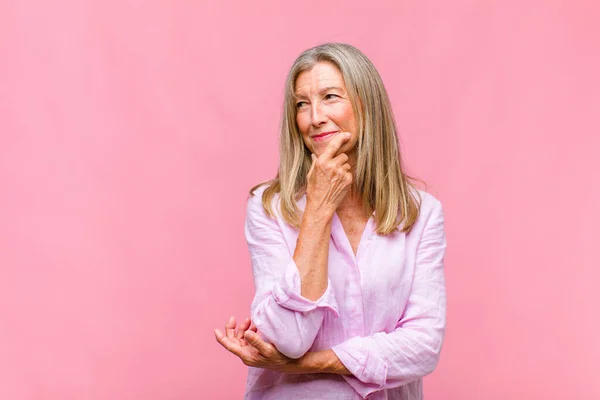 Mooie Vrouw Van Middelbare Leeftijd Glimlachend Met Een Vrolijke Zelfverzekerde — Stockfoto