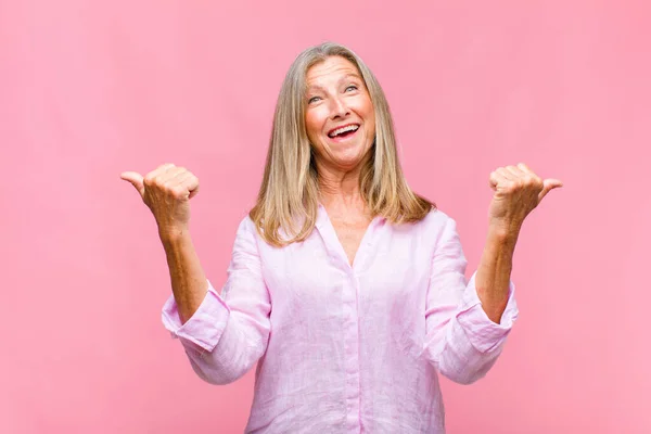 Mujer Bonita Mediana Edad Sonriendo Alegremente Luciendo Feliz Sintiéndose Despreocupada — Foto de Stock