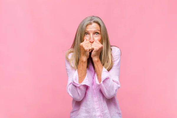 Mezza Età Bella Donna Cercando Preoccupato Ansioso Stressato Spaventato Mordere — Foto Stock