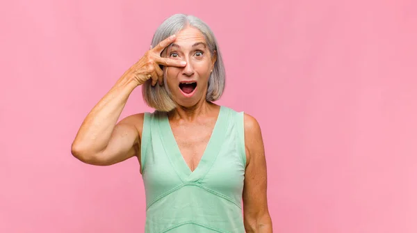 Mulher Bonita Meia Idade Sentindo Feliz Surpreso Orgulhoso Apontando Para — Fotografia de Stock