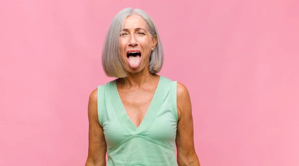 Mujer Bonita Mediana Edad Que Parece Sorprendida Asustada Aterrorizada Cubriendo — Foto de Stock