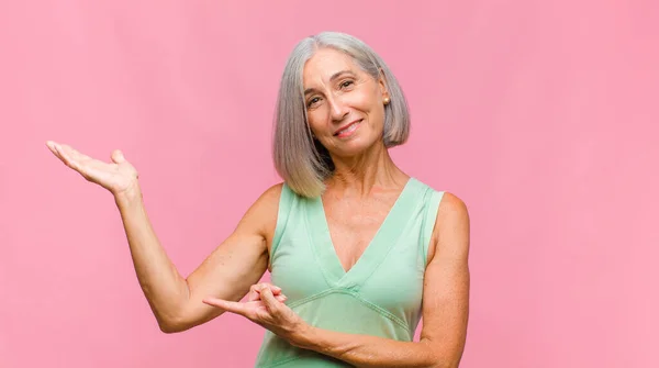 Mujer Bonita Mediana Edad Sonriendo Saludándote Ofreciendo Apretón Manos Para — Foto de Stock