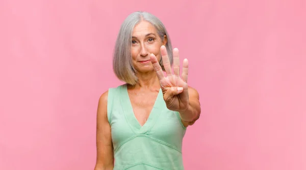 Mujer Bonita Mediana Edad Sonriendo Mirando Amigable Mostrando Número Tres —  Fotos de Stock