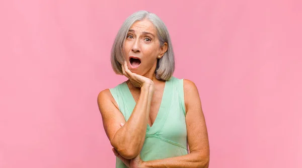 Mulher Bonita Meia Idade Sentindo Chocado Surpreso Surpreso Com Mão — Fotografia de Stock