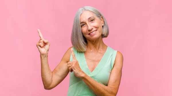 Mujer Bonita Mediana Edad Mirando Extremadamente Feliz Sorprendido Celebrando Éxito — Foto de Stock