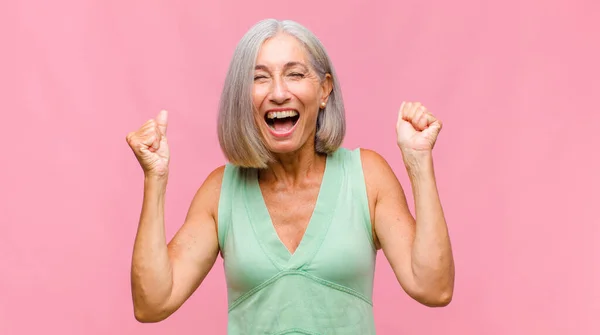 Meia Idade Mulher Bonita Sorrindo Aproveitando Vida Sentindo Feliz Amigável — Fotografia de Stock