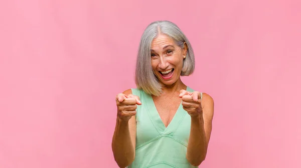 Medelålders Vacker Kvinna Känner Sig Lycklig Förvånad Lycklig Och Förvånad — Stockfoto