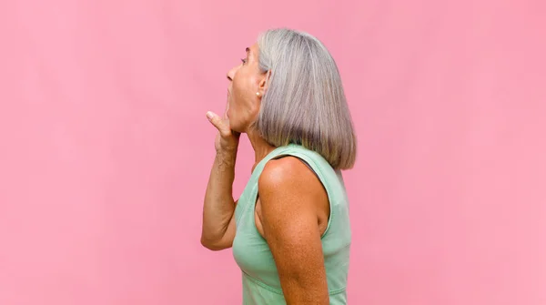 충격을 놀라고 벌리고 손으로 가리키며 공간을 복사하는 아름다운 — 스톡 사진