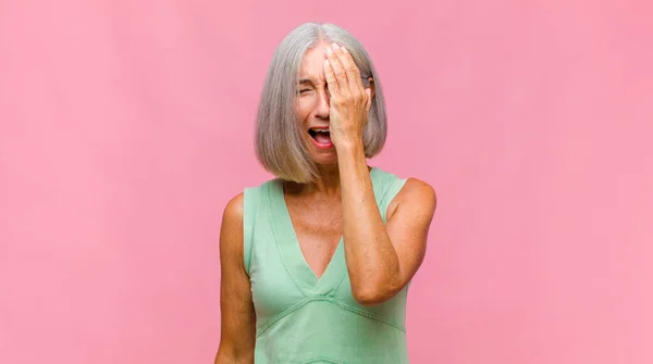 Hübsche Frau Mittleren Alters Sieht Ungeduldig Und Wütend Aus Zeigt — Stockfoto