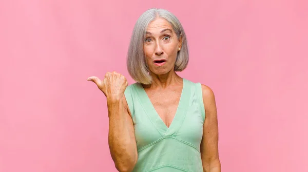 Orta Yaşlı Ağzı Açık Güzel Bir Kadın Korkunç Bir Hata — Stok fotoğraf