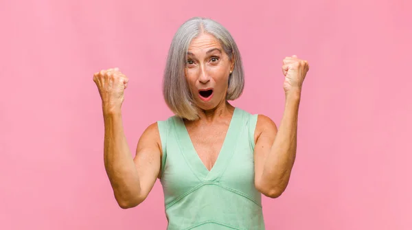 Middle Age Pretty Woman Looking Astonished Disbelief Pointing Object Side — Stock Photo, Image