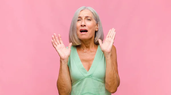Orta Yaşlı Güzel Bir Kadın Gülüyor Alnına Şaplak Atıyor Unuttum — Stok fotoğraf