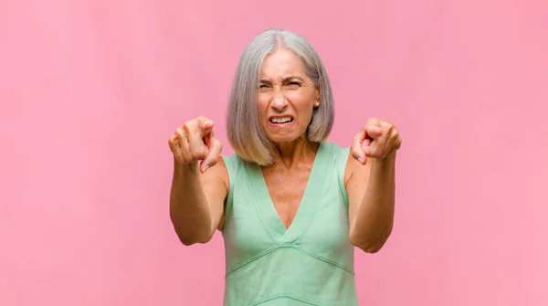 Meia Idade Mulher Bonita Furiosamente Gritando Sentindo Estressado Irritado Com — Fotografia de Stock