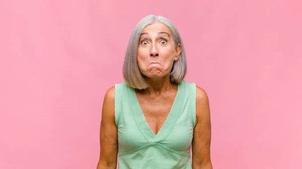 Orta Yaşlı Güzel Bir Kadın Öfkeyle Bağırıyor Agresif Bir Şekilde — Stok fotoğraf