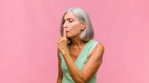 Hübsche Frau Mittleren Alters Die Angst Oder Verlegenheit Empfindet Mit — Stockfoto