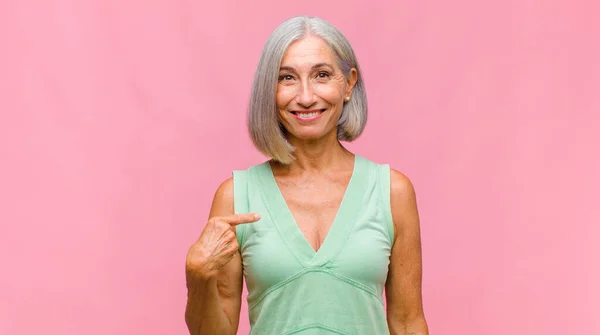 Medelålders Vacker Kvinna Ser Glad Och Upphetsad Chockad Med Oväntad — Stockfoto