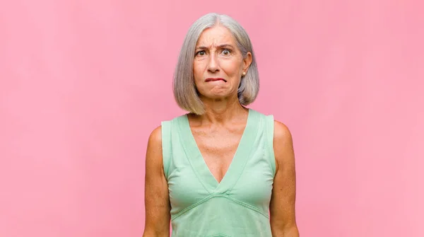 Hübsche Frau Mittleren Alters Die Konzentriert Auf Eine Idee Schaut — Stockfoto