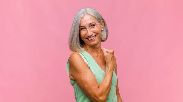 Mezza Età Bella Donna Guardando Goffo Divertente Con Una Stupida — Foto Stock