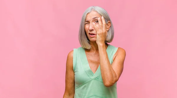 Medelåldern Vacker Kvinna Känsla Chockad Och Förvånad Hålla Ansikte Mot — Stockfoto