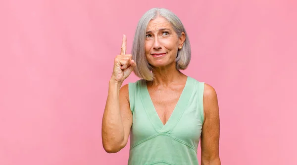 Mujer Bonita Mediana Edad Sintiéndose Feliz Sonriendo Casualmente Mirando Objeto —  Fotos de Stock