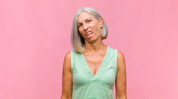 Mujer Bonita Mediana Edad Sintiéndose Confundida Dudosa Preguntándose Tratando Elegir — Foto de Stock