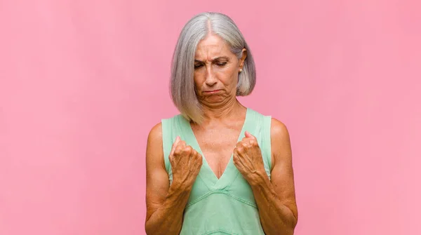 Middelbare Leeftijd Mooie Vrouw Voelt Zich Walgelijk Geïrriteerd Steekt Tong — Stockfoto