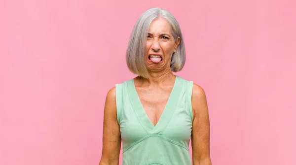 Mujer Bonita Mediana Edad Sonriendo Ampliamente Mirando Feliz Positivo Seguro — Foto de Stock