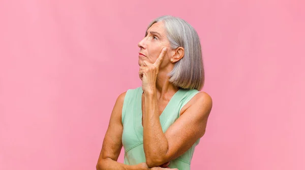 Middle Age Pretty Woman Serious Concentrated Look Brainstorming Thinking Challenging — Stock Photo, Image