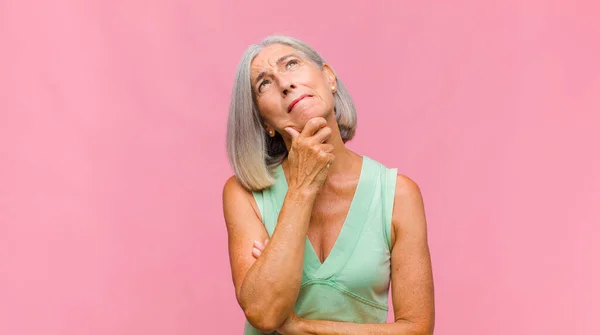 Mezza Età Bella Donna Sentirsi Orgoglioso Arrogante Fiducioso Cercando Soddisfatto — Foto Stock