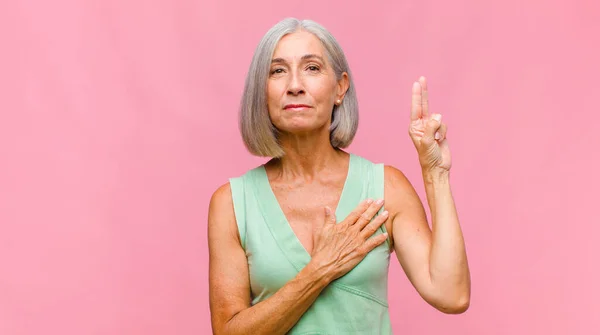 中年漂亮女人在想 感到疑惑和困惑 有着不同的选择 不知道该做出什么决定 — 图库照片