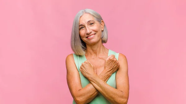 Mooie Vrouw Van Middelbare Leeftijd Glimlachend Vrolijk Terloops Hand Hand — Stockfoto