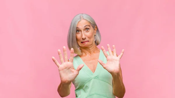 Mujer Bonita Mediana Edad Señalándose Misma Con Una Mirada Confusa — Foto de Stock