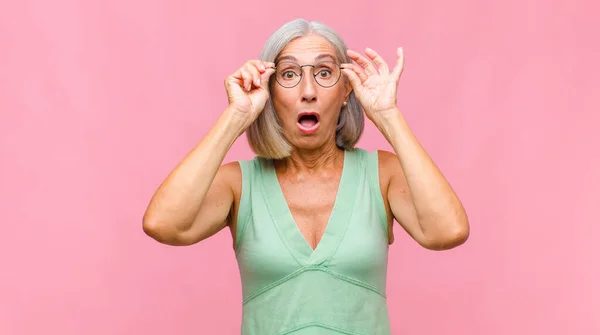 Mooie Vrouw Van Middelbare Leeftijd Die Zich Serieus Sterk Opstandig — Stockfoto