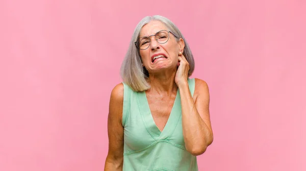 Orta Yaşlı Güzel Bir Kadın Stresli Hayal Kırıklığına Uğramış Hissediyor — Stok fotoğraf