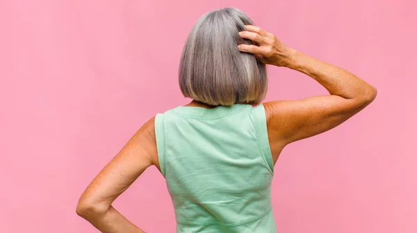 아리따운 여성이 답이나 결정에 확신하지 못하고 혼란스럽고 혼란스럽고 — 스톡 사진