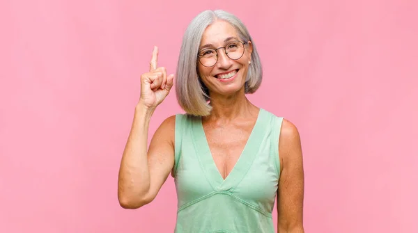 Middelbare Leeftijd Mooie Vrouw Gevoel Ontevreden Teleurgesteld Kijken Serieus Geïrriteerd — Stockfoto