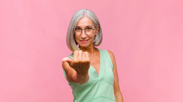 Mujer Bonita Mediana Edad Sintiéndose Feliz Positiva Exitosa Celebrando Victoria — Foto de Stock