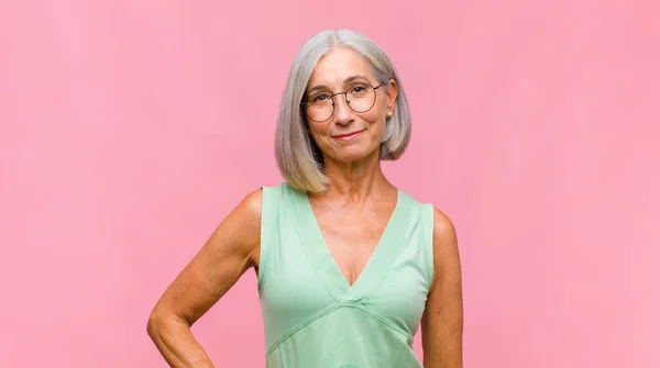 Mooie Vrouw Van Middelbare Leeftijd Glimlachend Naar Camera Met Gekruiste — Stockfoto