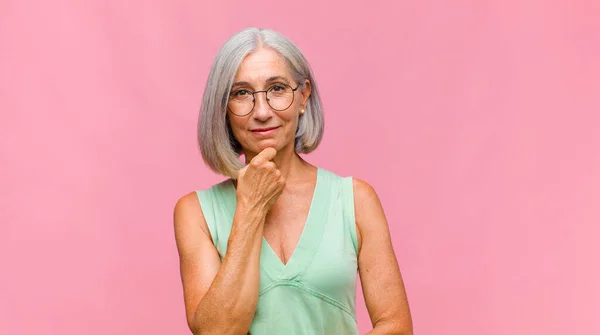 Mujer Bonita Mediana Edad Mirando Feliz Alegre Confiado Sonriendo Orgullosamente — Foto de Stock