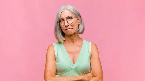 Medelåldern Vacker Kvinna Känsla Förbryllad Och Förvirrad Skrapa Huvudet Och — Stockfoto