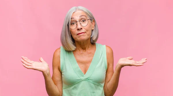 Mujer Bonita Mediana Edad Con Mirada Sorprendida Nerviosa Preocupada Asustada —  Fotos de Stock
